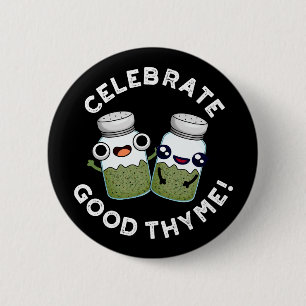 Celebrate Bra Thyme Funny Food Herb Pun Mörk BG Knapp
