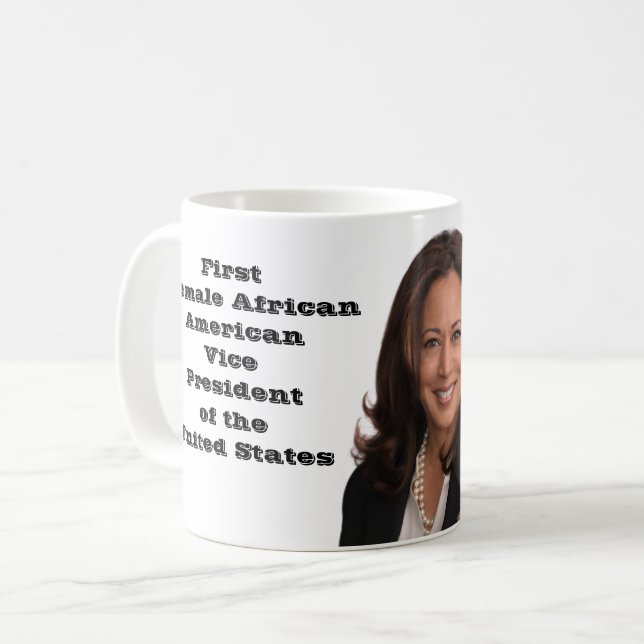 CELEBRATE KAMALA HARRIS   KAFFEMUGG (Framsida vänster)