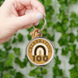 Celebrating 100 Typography Rund Silverfärgad Nyckelring