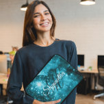 Celestial Aqua Teal Starry Gnistra Finare Monogram Laptop Fodral<br><div class="desc">Skapa ditt eget glatt glättbildat laptop sleeve i stjärnakaki. Finare mörk teal calligraphy monogram parad med ett modernt,  vitt skript för hennes första namn. Anpassa teckensnittet färg,  stil eller storlekt. Denna gigantiska gåva skapades med en rymdnebulanbild på NGC 3603 med ett vackert akvakaöverlägg och teal ombre-överlägg.</div>