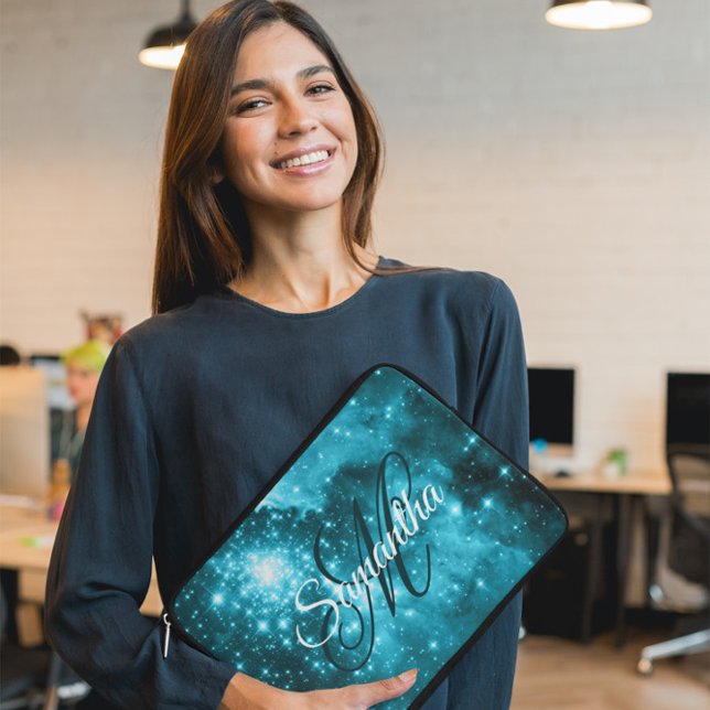 Celestial Aqua Teal Stjärnstrålande Fancy Monogram Laptop Fodral (Customize the font style, size and color to create your own monogrammed gift for her.)