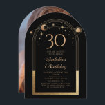 Celestial Black Guld Sol Måne Stars 30års födelsed Inbjudningar<br><div class="desc">Den kelestiala fotoinbjudan till foto från Måne Sol i Guld har en elegant sol,  måne och stjärnor med en gyllene 30års födelsedag på svart bakgrund. Inuti finns din anpassningsbar 30-årsinbjudan. Lägg till ditt favoritfoto på motsatt sida. Designad för dig av Evco Studio www.zazzle.com/store/evcostudio</div>