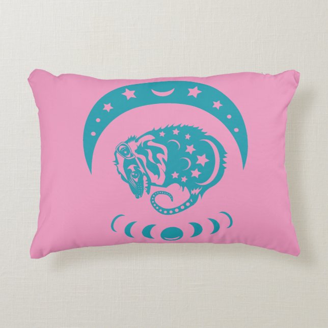 Celestial Clater Måne Possum Whimsiature Prydnadskudde (Framsidan)