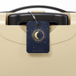 Celestial Crescent Måne Monogram Luggage Tag-numme Bagagebricka<br><div class="desc">Vackra halvmånsblå måne med guld-stjärnor på en sammetsblå halvnattsblå bakgrund parad med elegant typsnitt. Enkel att anpassa och du kan välja bland många objekt från den här samlingen i vår butik.</div>