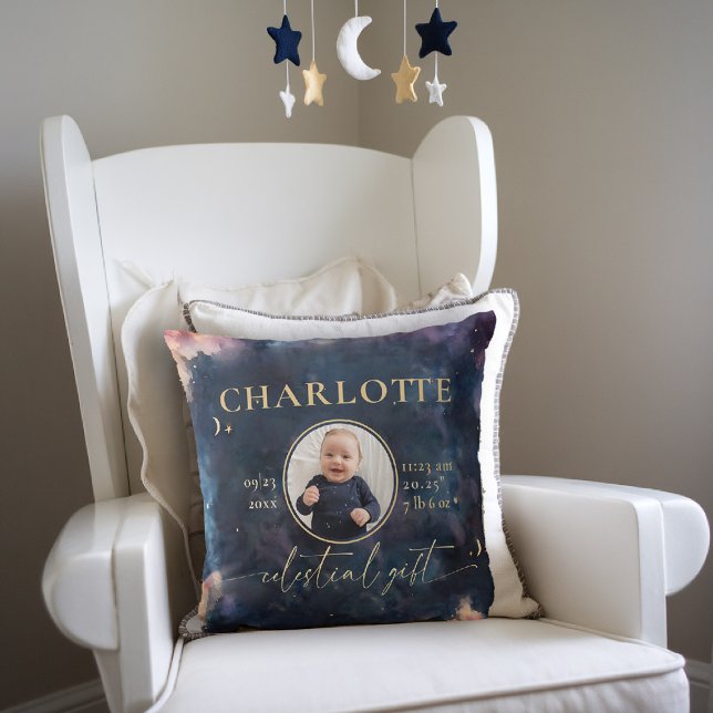 Celestial Gift Birth Stats Keepsaké Photo Nursery Kudde (celestial baby birth stats keepsake throw pillow twinkle star moon cosmos galaxy dark navy blue gold)