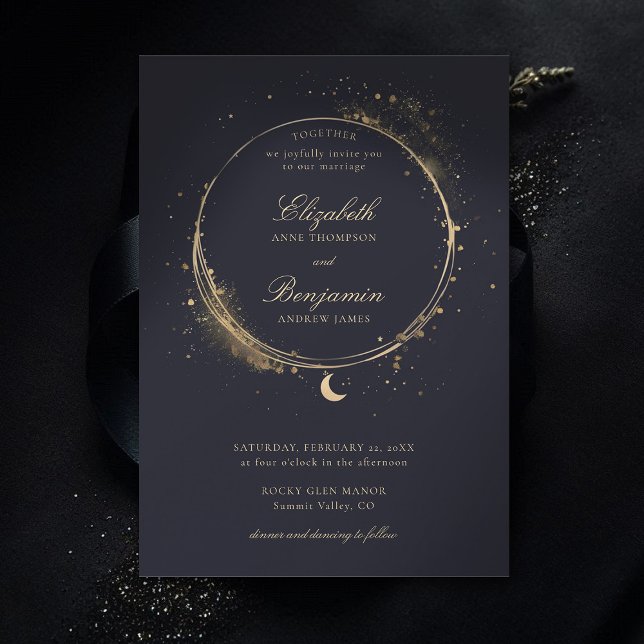 Celestial Gift Moody Navy Elegant Guld Bröllop Inbjudningar (celestial wedding invitation elegant frame watercolor moon stars sky modern classic moody navy)