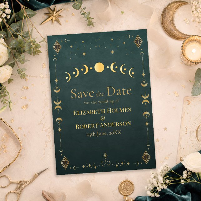 Celestial Gothic Mörk Teal Bröllop Spara datumet (Celestial Gothic Dark Teal Wedding Save the Date on a table with dark teal celestial wedding decor.)