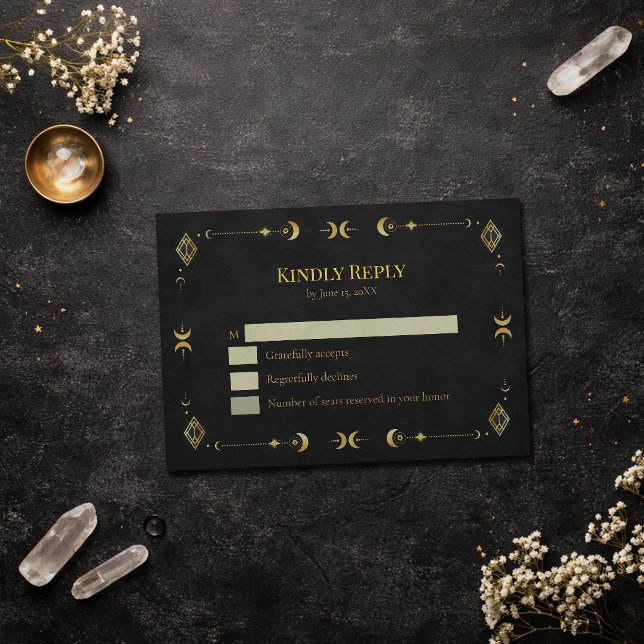 Celestial Gothic Svart och Guld RSVP-kort OSA Kort (Celestial Gothic Black and Gold RSVP Card on an elegant dark table with dry flowers and crystals)