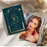 Celestial Grönt Guld Måne Stars 30års födelsedag Inbjudningar<br><div class="desc">Den kelestiala fotoinbjudan till Grönt i Guld med Måne, som har 30års födelsedag som astronomi, har en elegant guld sol, Sol och stjärnor med en gyllene måne på en ram av skogen. Inuti finns din anpassningsbar 30-årsinbjudan. Lägg till ditt favoritfoto på motsatt sida. Designad för dig av Evco Studio www.zazzle.com/store/evcostudio...</div>