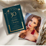 Celestial Grönt Guld Måne Stars 30års födelsedag Inbjudningar<br><div class="desc">Den kelestiala fotoinbjudan till Grönt i Guld med Måne, som har 30års födelsedag som astronomi, har en elegant guld sol, Sol och stjärnor med en gyllene måne på en ram av skogen. Inuti finns din anpassningsbar 30-årsinbjudan. Lägg till ditt favoritfoto på motsatt sida. Designad för dig av Evco Studio www.zazzle.com/store/evcostudio...</div>