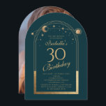Celestial Grönt Guld Måne Stars 30års födelsedag Inbjudningar<br><div class="desc">Den kelestiala fotoinbjudan till Grönt i Guld med Måne, som har 30års födelsedag som astronomi, har en elegant guld sol, Sol och stjärnor med en gyllene måne på en ram av skogen. Inuti finns din anpassningsbar 30-årsinbjudan. Lägg till ditt favoritfoto på motsatt sida. Designad för dig av Evco Studio www.zazzle.com/store/evcostudio...</div>