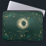 Celestial Guld Sol och Måne Stars Grönt Laptop Fodral<br><div class="desc">Celestial guld sol och måne och stjärnor på gröntens bakgrund.</div>