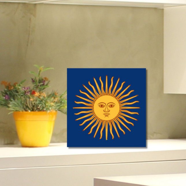 Celestial Gult Sunshine Ansikte på Blue Snyggt Kakelplatta (Add the charm and warmth of the sun to your tiled space!)