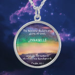 Celestial Majesty Scripture Psalm 19 Anpassade Sterling Silver Halsband<br><div class="desc">Bär helig heavens kelestial splendor med vårt kelestialmajestäts Anpassade Necklace, med ett hisnande foto av natten himlar över det stora Rocky mountains. När man tittar på stjärnorna som deklarerar Guds ära, känner personligen med den klocka du valt från Psalm 19:1 och ditt namn den gudomliga kopplingen till vastheten ovan. Varje...</div>