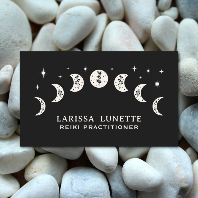 Celestial Måne Phases Blommigt Mystical Holistic Visitkort (Reiki Practitioner business card with a floral moon design. White pebbles in the background. )