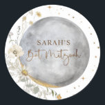 Celestial Måne, Silver, Vita och Guld Bat mitzvah Runt Klistermärke<br><div class="desc">Elegant för och/eller kuvertförsegling Bat mitzvah klistermärke med vackert vattenfärgscelestial måne och stjärnor som samordnar vår "Chic Celestial Silver, White and Guld Bat mitzvah" inbjudan. Samma design från inbjudningens baksida. Djuliga stjärnor, Bat mitzvah fras och måne i hörnet i Faux guld-folie. Anpassa den här designen till din egen namn. Idealiskt...</div>