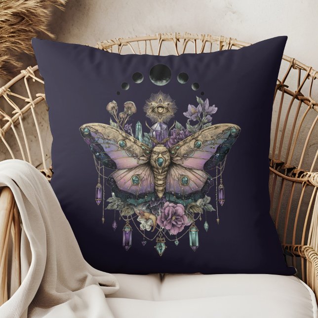 Celestial Moth Månfaser Kastkudde Kudde (Celestial Moth Moon Phases Throw Pillow in a boho rattan armchair)