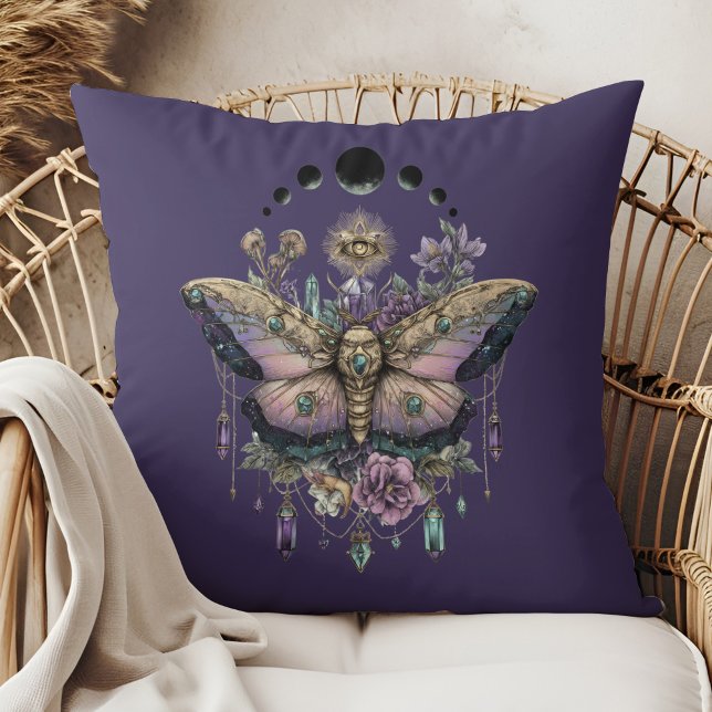 Celestial Moth Moon Phases Throw Pillow Kudde (Celestial Moth Moon Phases Throw Pillow in a boho rattan armchair.)