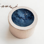 Celestial Night Himlar Silver Tack Favor Sticker Runt Klistermärke<br><div class="desc">Tack för att du vill ha ett klistermärke i himlar i kväll, är perfekt för att du är förtjusad under stjärnorna bröllop. Den mörk marinblå vattenfärgen himlar, prickad med silver-stjärnor, kommer att ange tonen för din nattbuho utomhus bröllop. Anpassa den som du vill eller behålla den som den är. Se...</div>