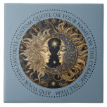 Celestial Sol Måne Stars Midnight Himlar Personlig<br><div class="desc">En gammal eterisk sol-måne-stjärnorna i elegant som kan anpassas med ditt eget favoritcitat eller ditt namn. Du kan använda dessa för hemindekoration,  som underlägg eller som dekorativ bricka. Blå bakgrund. Du kan lägga till ditt favoritcitat eller ditt namn.</div>