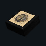 Celestial Sol Måne Stars Midnight Himlar Personlig Minnesask<br><div class="desc">En gammal eterisk sol-måne-stjärnorna i elegant som kan anpassas med ditt eget favoritcitat eller ditt namn. Du kan använda dessa för hemindekoration,  som underlägg eller som dekorativ bricka. Bakgrund till färgaden. Du kan lägga till ditt favoritcitat eller ditt namn.</div>