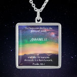 Celestial Starry Night Himlar Psalm 19:1 Christian Sterling Silver Halsband<br><div class="desc">Upplev hur berusad natten himlar var med vår Starry Natt Over Rockies necklace, en skräddarsydd skatt som inspirerats av den poetiska skriptversen Psalm 19:1. Det här halsbandet är uppgjort med försiktighet och kapslar in det andningsande panoramat i Rocky mountains under en celestial canopy, personlig med den valda manuset och namn....</div>