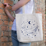 Celestial Whale Tygkasse<br><div class="desc">Linjekonst illustrerar en val på en bakgrund av stjärnor och måne.</div>
