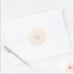 Celine Sandy Neutralt Elegant bröllop Runt Klistermärke<br><div class="desc">Klassiska bröllopsmärken med enkel och tidlös design med ditt monogram i ett elegant-skript.</div>