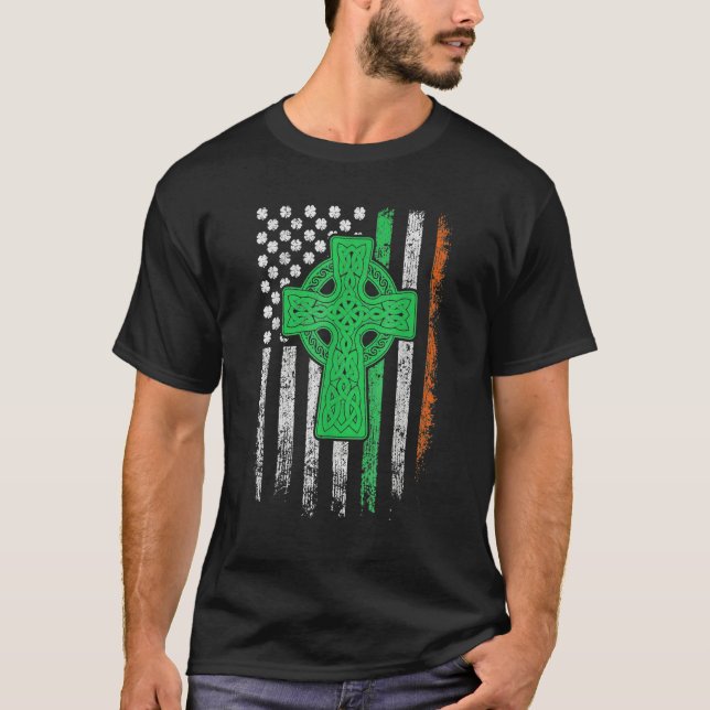 Celtic Cross Irish American Flag St Patrick's Day  T Shirt (Framsida)