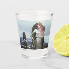 Celtic Dam Posing framför antika stenar