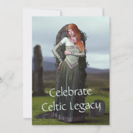 Celtic Dam Posing framför antika stenar Julkort