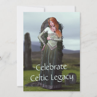 Celtic Dam Posing framför antika stenar Julkort