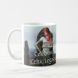 Celtic Dam Posing framför antika stenar Kaffemugg