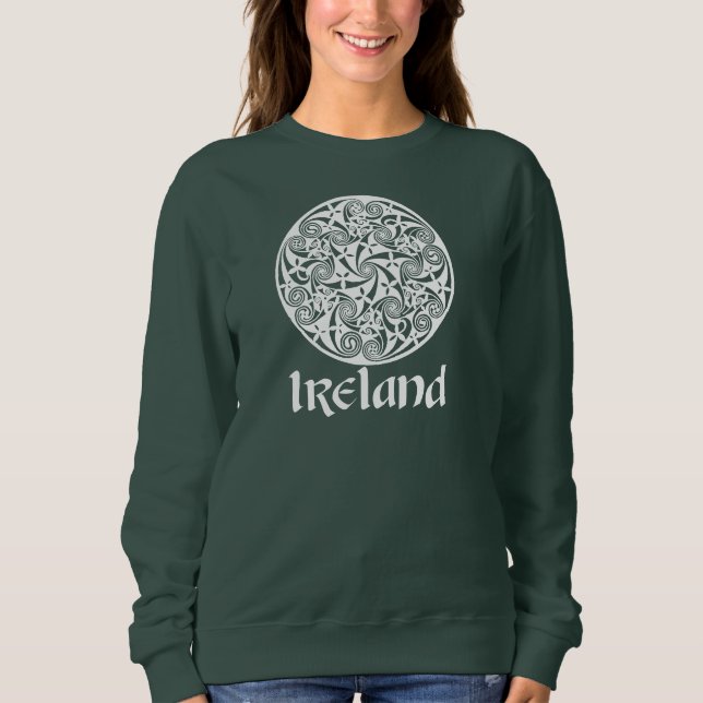 Celtic design för fnurramedaljongrunda, irländskt tee shirt (Framsida)