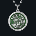 Celtic halsband för grönt för fnurraTriskelion<br><div class="desc">Celtic halsband för grönt för fnurraTriskelion irländare. Ett härligt Celtic eller irländskt themed halsband som presenterar en grön bakgrund och en celtic fnurratriskelion i centrera. Ett underbart biet av irländska smycken för någon kvinna eller man. Gör en underbar brudtärnagåva för ditt irländska Gaelicbröllop eller precis som en gåva i allmänhet...</div>
