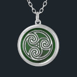 Celtic halsband för grönt för fnurraTriskelion<br><div class="desc">Celtic halsband för grönt för fnurraTriskelion irländare. Ett härligt Celtic eller irländskt themed halsband som presenterar en grön bakgrund och en celtic fnurratriskelion i centrera. Ett underbart biet av irländska smycken för någon kvinna eller man. Gör en underbar brudtärnagåva för ditt irländska Gaelicbröllop eller precis som en gåva i allmänhet...</div>