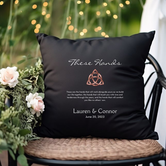 Celtic Knot Handfixing Vows Ceremony Bröllop Kudde (These Hands Celtic Knot Handfasting Ceremony Wedding Pillow)