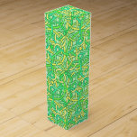 Celtic Knot Irish Braid Mönster Grönt Gult Vinlåda<br><div class="desc">Denna söt Celtics-kartong är gjord i vin i skuggor av ljus,  ljust grönt och gult och inspireras av gammal vintage mönster av  1800-talets nedfläckad. Vinklarna från det förreglande irländska hjärnformen bildar cirkel och diamantformer. Detta antika,  sömlösa mönster är perfekt för alla som kärlek Celtic knostar.</div>