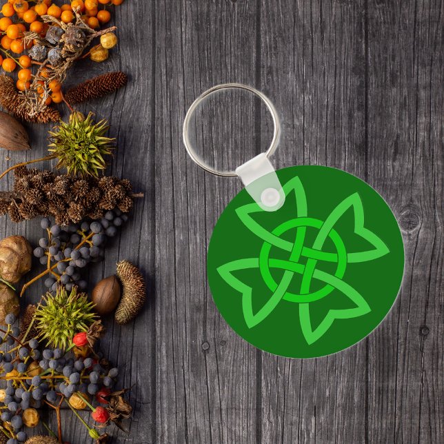 Celtic Knot Keychain Nyckelring (Light green Irish Celtic knot abstract design on dark green keychain.)
