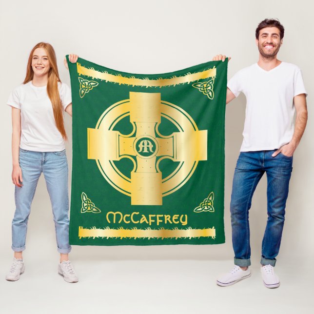 Celtic Kor och Knot Brev M Monogram och Namn Fleecefilt (På plats)