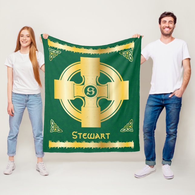 Celtic Kor och Knot Brev S Monogram och Namn Fleecefilt (På plats)