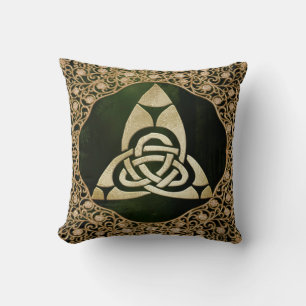 Celtic Trinity Knot on Forest Shadows Dekorativ ku Kudde