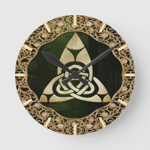 Celtic Trinity Knot on Forest Shadows Rund Klocka