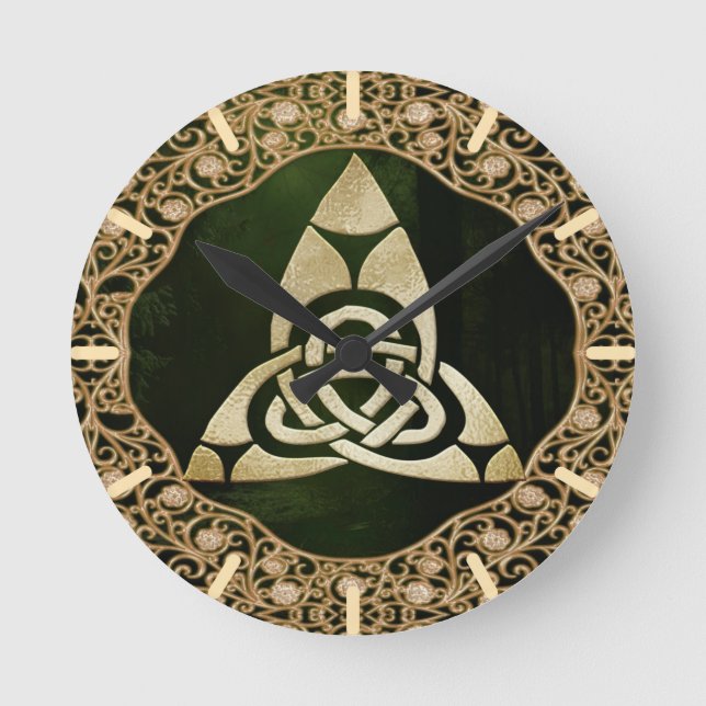 Celtic Trinity Knot on Forest Shadows Rund Klocka (Framsida)
