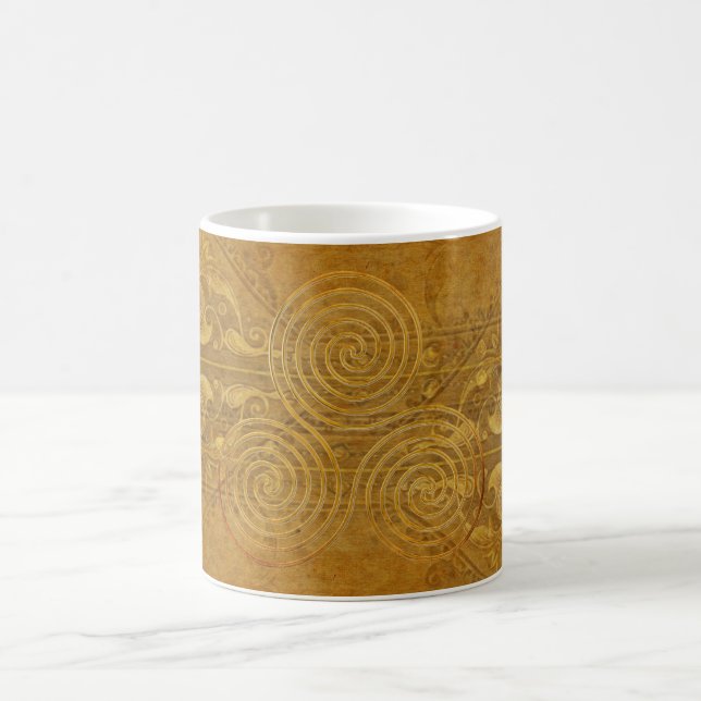 celtic triple spiral - OneLine antique guld Kaffemugg (Center)
