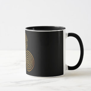 celtic triple spiral - OneLine antique guld, svart Mugg