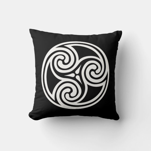Celtic Triskele Ornament, Black and White Kudde (Framsida)