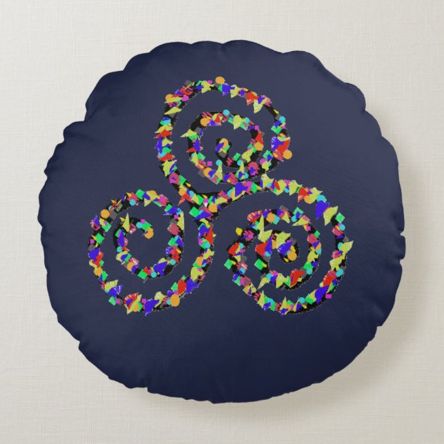 Celtic Triskelion Strength Rund Kudde (Framsidan)