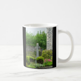 Celtickor i churchyard, tro kaffemugg