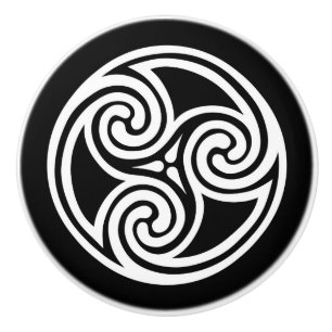 CelticTriskele prydnad som är svartvit Knopp